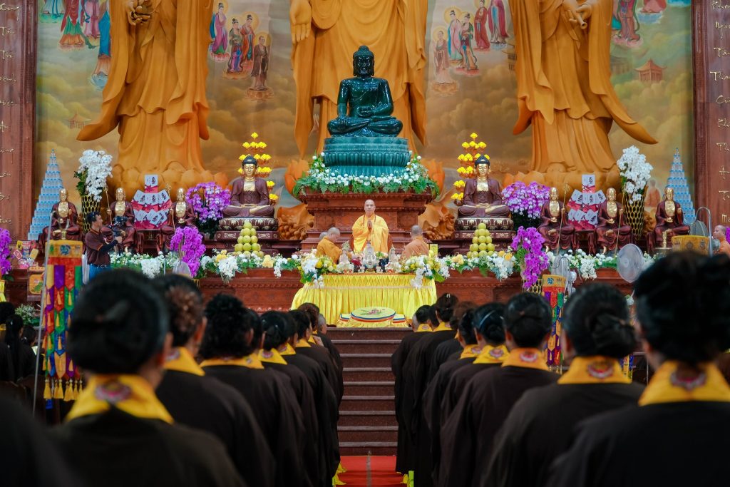 開源寺妙法堂內舉行的盂蘭盆節法會