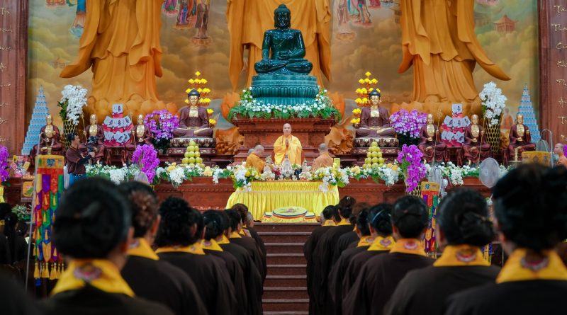 開源寺妙法堂內舉行的盂蘭盆節法會