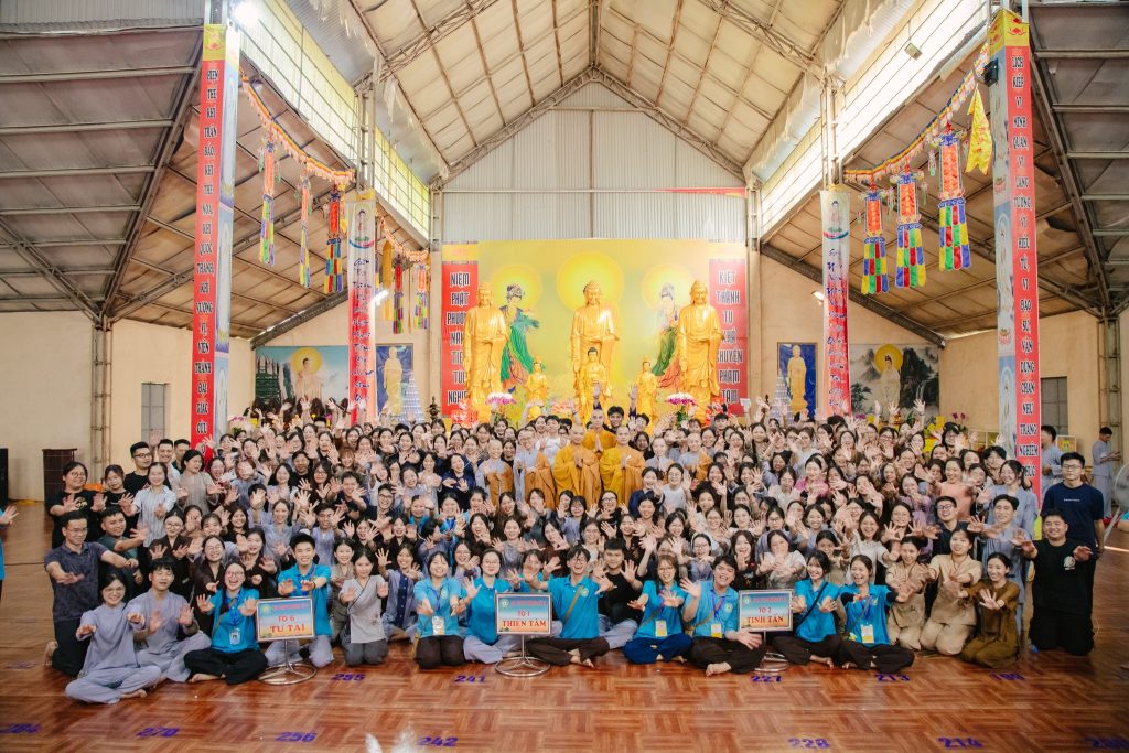 450名大學生及100名義工歡喜地參加共修活動