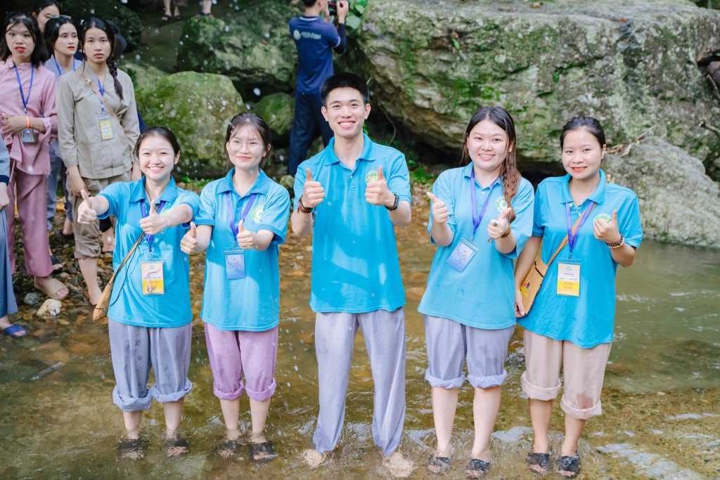 在寺廟園區的溪水裡玩耍