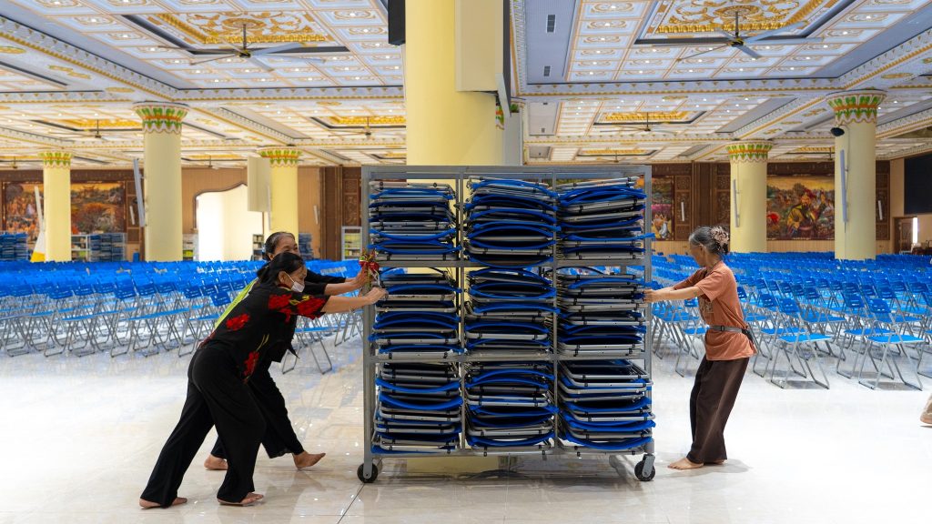 義工積極安排座位