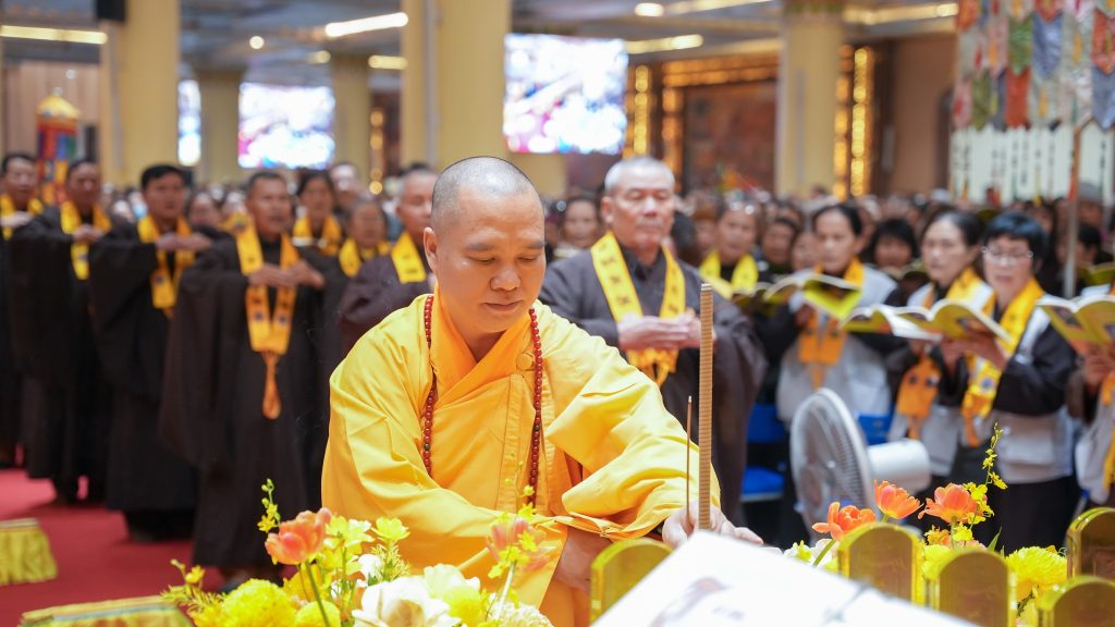 本次中峰三時係念法會由釋道盛法師，即開源寺住持，任班首