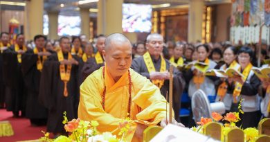 本次中峰三時係念法會由釋道盛法師，即開源寺住持，任班首