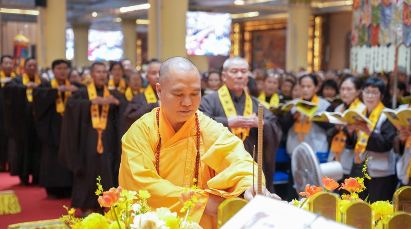 本次中峰三時係念法會由釋道盛法師，即開源寺住持，任班首