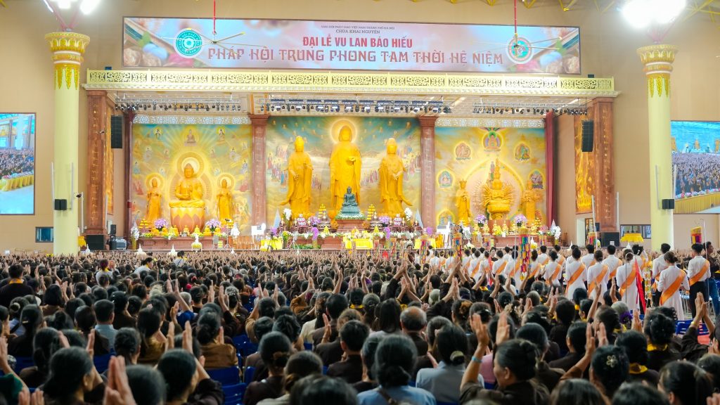 開源寺妙法堂內舉行的盂蘭盆節法會